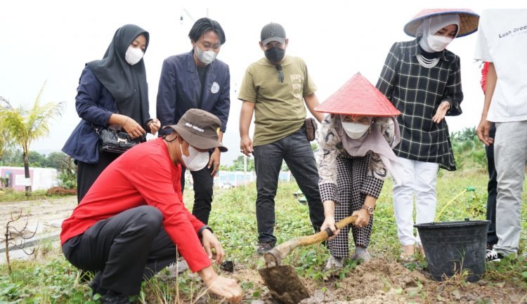 Bunda Hj. Winarni Nanang Ermanto Melakukan Penanaman Pohon Bersama Mahasiswa IBI Darmajaya 