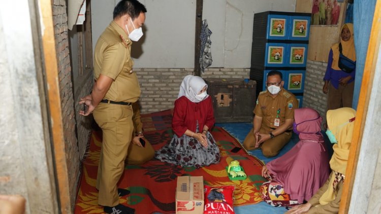 Hj. Winarni Nanang Ermanto Berikan Bantuan kepada Warga Desa Lubuk Kalianda