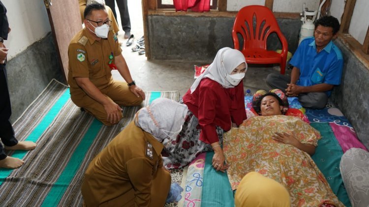 Hj. Winarni Nanang Ermanto Berikan Bantuan kepada Warga Desa Lubuk Kalianda