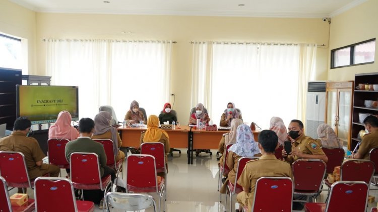 Ibu Hj.Winarni Nanang Ermanto memimpin Rapat di kantor di Dekranasda Kabupaten Lampung Selatan