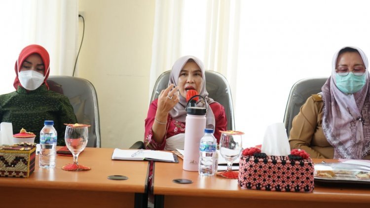 Ibu Hj.Winarni Nanang Ermanto memimpin Rapat di kantor di Dekranasda Kabupaten Lampung Selatan