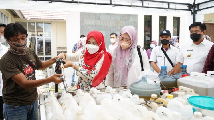 Ketua Dekranasda Lampung Selatan Meninjau Penyaluran Minyak Goreng Curah