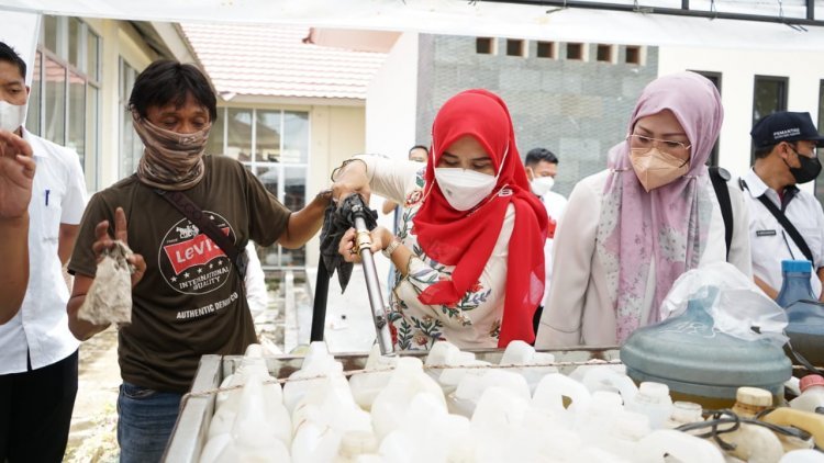 Ketua Dekranasda Lampung Selatan Meninjau Penyaluran Minyak Goreng Curah