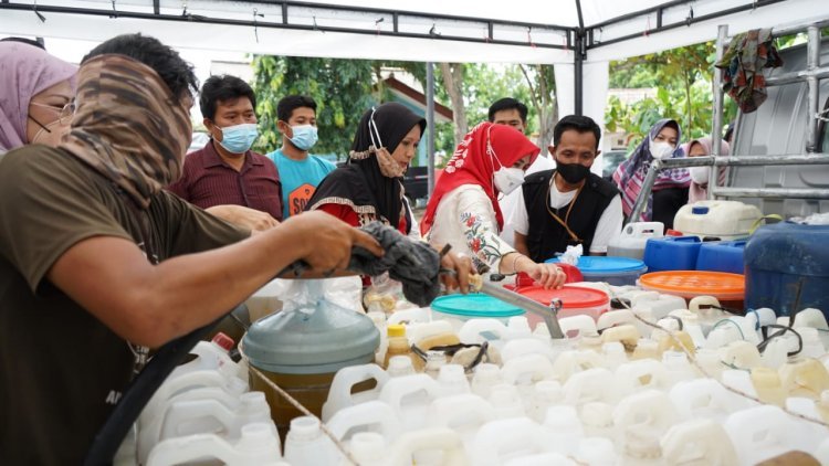 Ketua Dekranasda Lampung Selatan Meninjau Penyaluran Minyak Goreng Curah