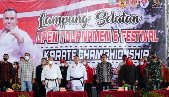 Bupati Lampung Selatan sekaligus Ketua DPC PDI Perjuangan Lampung Selatan  H. Nanang Ermanto Buka Kejorda Karate Lampung Selatan 