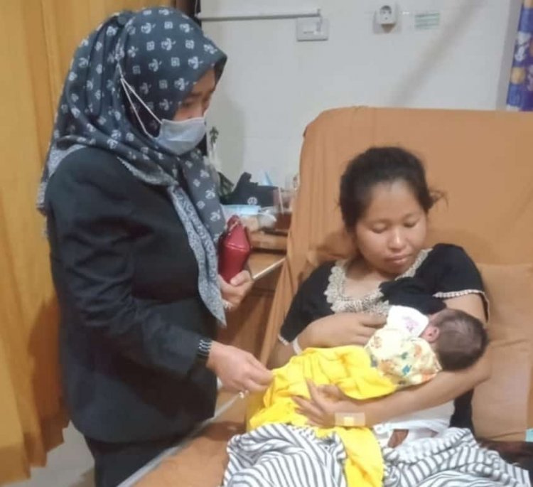 Anggota Fraksi PDI Perjuangan Lampung Selatan Ibu Asmara Mendampingi Warganya Yang Tidak Memiliki BPJS