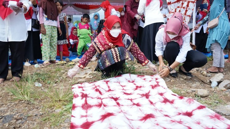 Pembukaan praktik pembuatan kain ikok celup ( Parenting PAUD ) Desa Sukaraja kecamatan Rajabasa