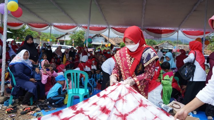 Pembukaan praktik pembuatan kain ikok celup ( Parenting PAUD ) Desa Sukaraja kecamatan Rajabasa