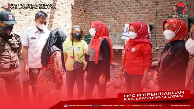 Bunda Hj. Winarni Nanang Ermanto  Sambangi Rumah Rusak Akibat Hujan Lebat Dan Angin Kencang Di Kecamatan Jati Agung