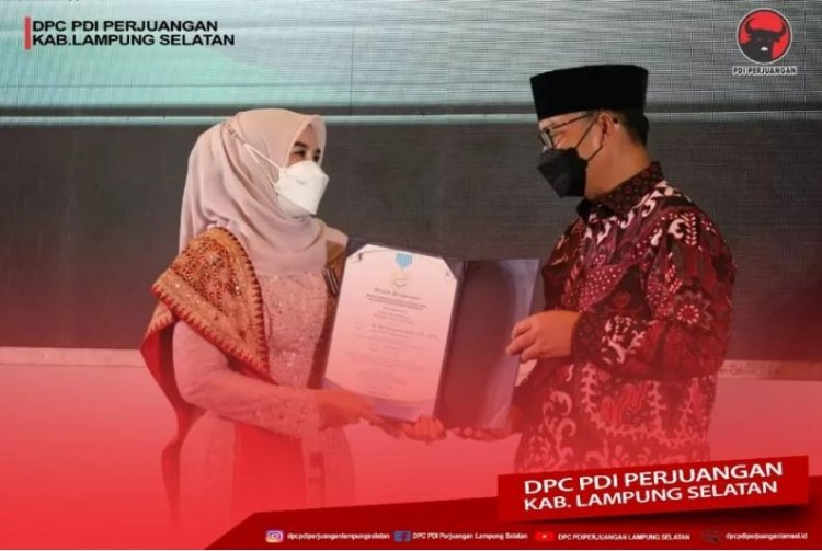 Bupati Lampung Selatan H. Nanang Ermanto dan Ketua Tim Penggerak PKK Hj. Winarni Nanang Ermanto, menerima penghargaan dari Pemerintah Pusat melalui Badan Kependudukan dan Keluarga Berencana Nasional (BKKBN)