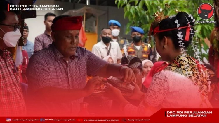 Bupati Lampung Selatan H. Nanang Ermanto menghadiri upacara Keagamaan Umat Sedharma di Desa Sidoharjo Kecamatan Way Panji Kabupaten Lampung Selatan.