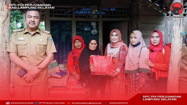 Ketua Tim Penggerak PKK Kabupaten Lampung Selatan Hj. Winarni Nanang Ermanto kembali memberikan bantuan kepada warga yang rumahnya roboh akibat hujan deras dan angin kencang.