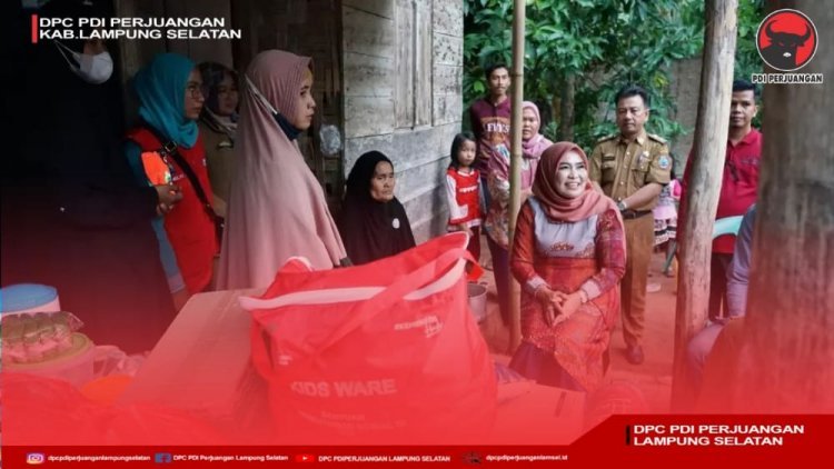 Ketua Tim Penggerak PKK Kabupaten Lampung Selatan Hj. Winarni Nanang Ermanto kembali memberikan bantuan kepada warga yang rumahnya roboh akibat hujan deras dan angin kencang.