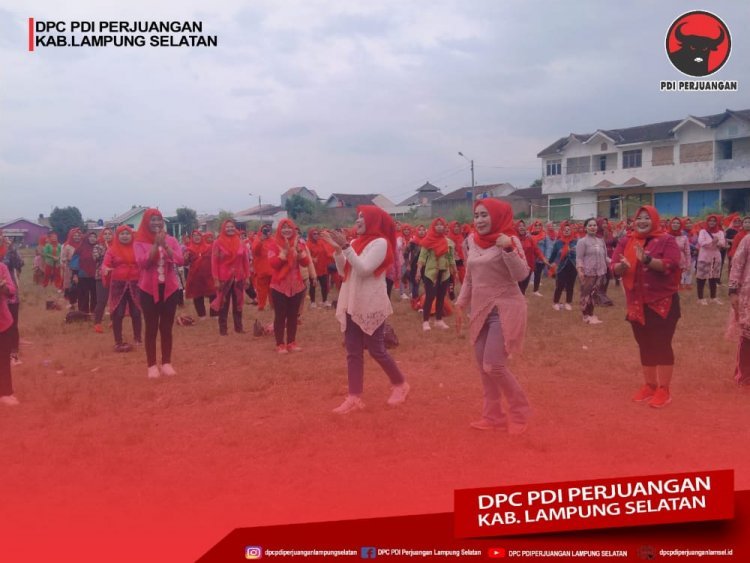 Peringati Hari Ibu Ke-94, Ketua Srikandi DPC PDI Perjuangan Lampung Selatan Bunda Hj. Winarni Nanang Ermanto Adakan Senam Sicita Dan Potong Tumpeng Bersama Kader Srikandi