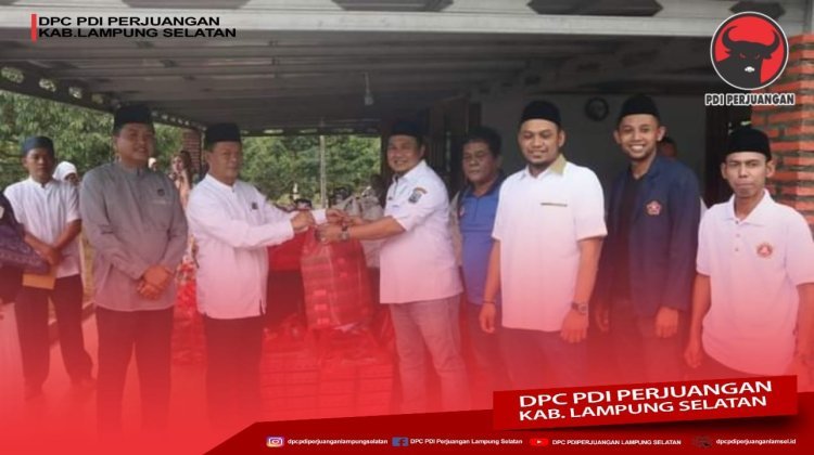 Gandeng Karang Taruna, Ketua DPRD Lamsel Bagikan Ribuan Paket Berbuka Puasa Kepada Masyarakat