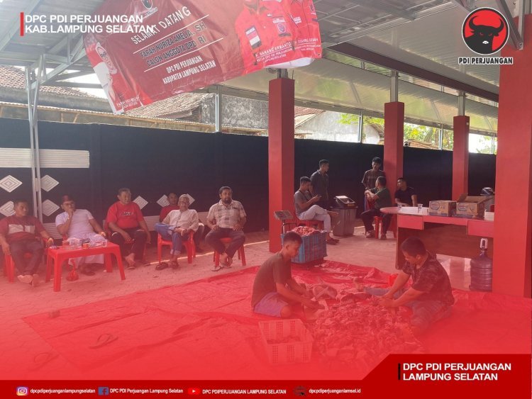 Rayakan Idul Adha DPC PDI Perjuangan Kabupaten Lampung Selatan Bagikan Daging Kurban