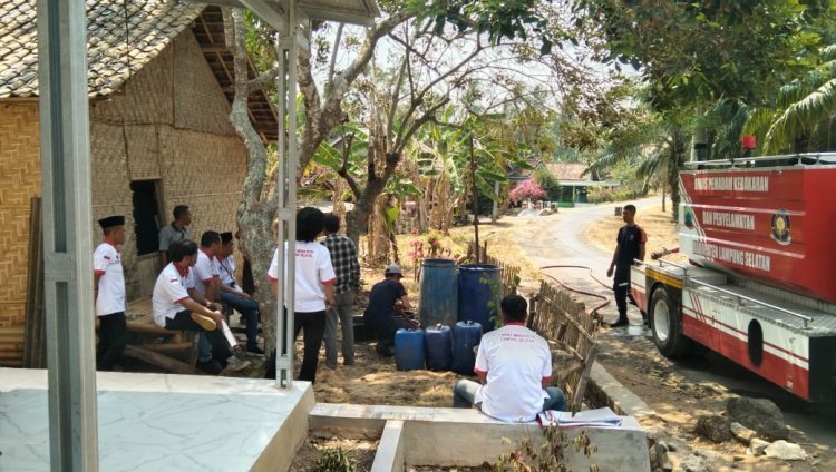 TMP (Taruna Merah Putih) DPC PDI Perjuangan Kabupaten Lampung Selatan Salurkan Bantuan Air Bersih Bagi Warga Bulok dan Merak Belantung