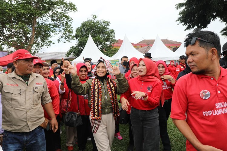 Ribuan Kader Srikandi PDI Perjuangan Kabupaten Lampung selatan Sambut Atikoh Ganjar Pranowo Saat Safari Politik