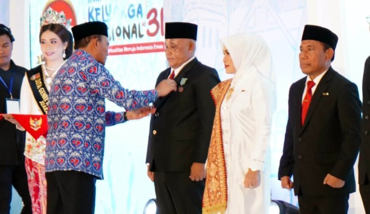 Bupati Nanang Ermanto dan Ketua TP PPK Lampung Selatan  Winarni Nanang Ermanto Terima Tanda Kehormatan Satyalancana Wira Karya, Satu-satunya Wakil Pulau Sumatera